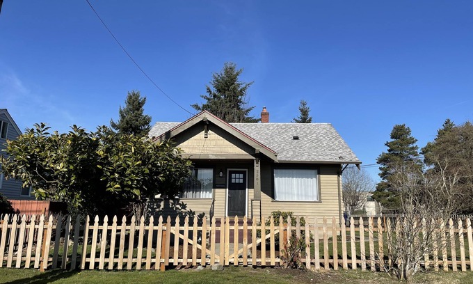 Central Tacoma House | Welcome to S 25th St.! 2 BR 1 BA + Bonus Space