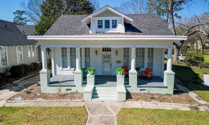 Hattiesburg Apartment | Welcome to The Jungle! Spacious 1 bed, 1 bath Downtown Hattiesburg home!
