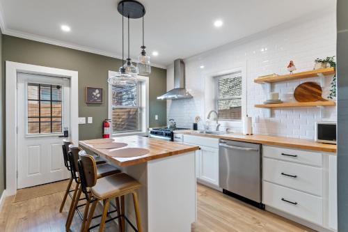 North Philadelphia West Apartment | Welcome to The Lux Collective a Spacious 5-Bedroom House close to Stadiums, Universities, Center City & more!