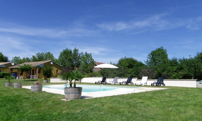 Hautefort House | Welcome to the Périgord countryside. 3 *