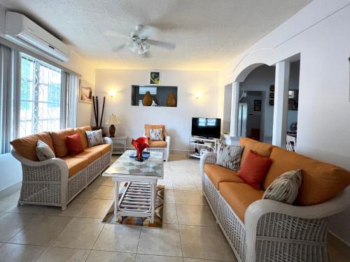 Reeds Bay House | Welcome to the unpretentious and breezy Graceville, steps away from the beach