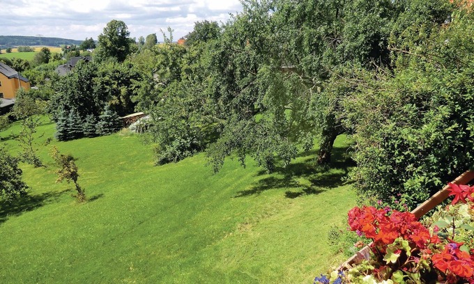 Rutzengrun House | Welcome to this hillside vacation home on a large garden plot overlooking the Göltzsch valley.