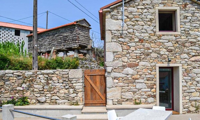 Vimianzo House | Welcome to this lovely vacation home close to the northwest coast of Spain.
