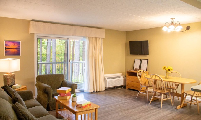 Greentown Apartment | Welcoming 1-bedroom apartment in Greentown with WiFi!