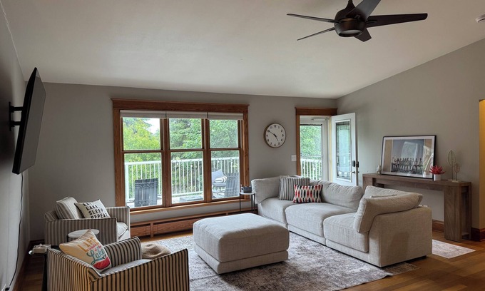 Farwell House | Welcoming 4-bedroom lake house ON THE GOLF COURSE with WiFi in Alexandria