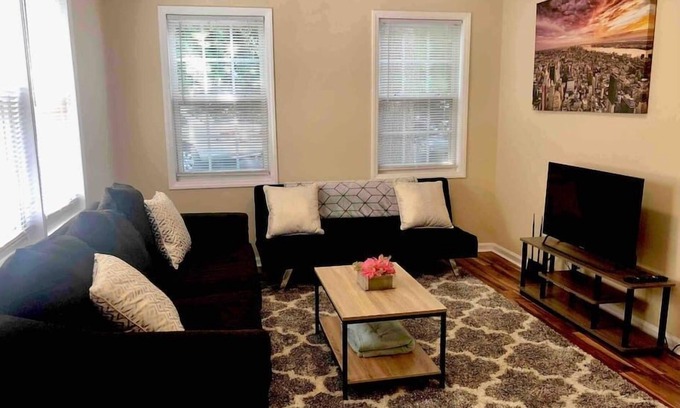 Chapel Hill House | ★ WelcomingTownhome★King Bed★ Long Term Stays★UNC★