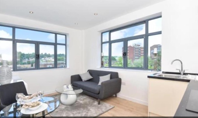 Hemel Hempstead Apartment | Well Connected, Light, Stylish City Pad. WiFi inc.