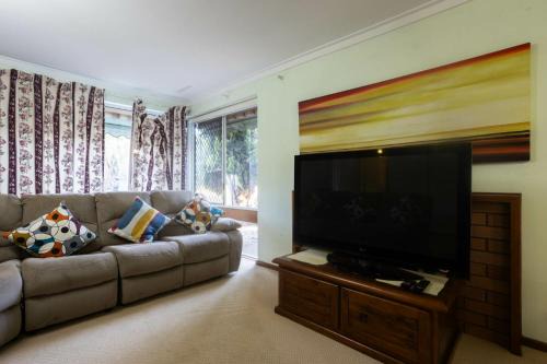 Jolimont Apartment | Well equipped 3BR Home with Backyard and Patio
