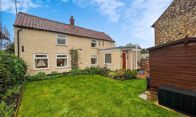 Ringstead Cottage | Well furnished holiday cottage in the heart of Docking, Norfolk ref 99009HT