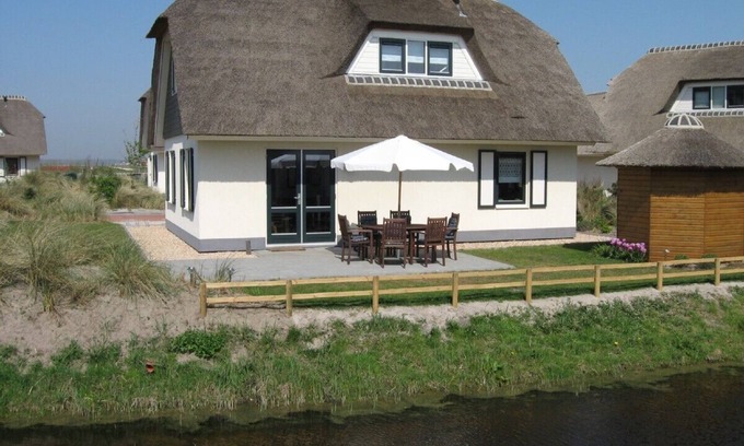 Julianadorp aan zee House | Well-kept thatched-roof house with all comforts close to the beach