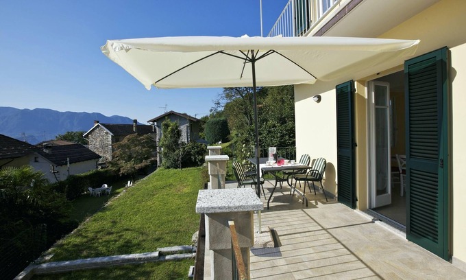 Gonte Apartment | Well maintained 3½-room apartment with garden, balcony and beautiful lake view