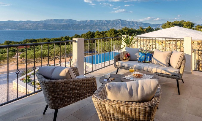 Splitska House | Well maintained accommodation with high standard, outdoor pool and peacefully located.
