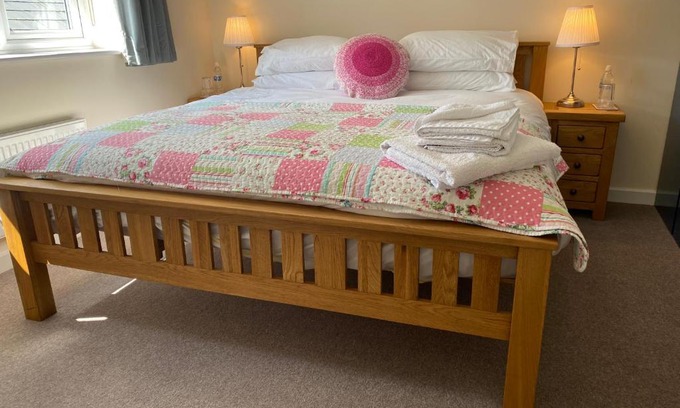 Wellington Bed & Breakfast | Wellington view one en suite shower and super king bed