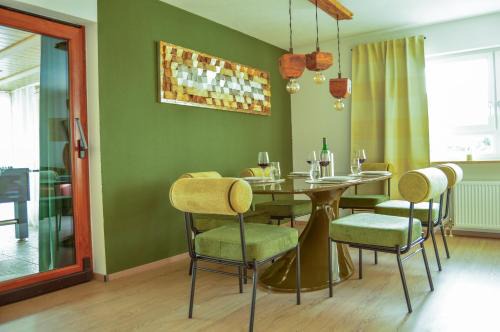 Markdorf Apartment | Wellness & Fun am Bodensee - mit Pool, Kino, Tischkicker und Terrasse