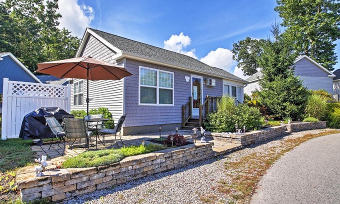 Moody House | Wells Beach Cottage with Pool Access about 1 Mi to Coast