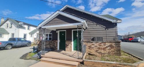 East Stroudsburg Hotel | Werry's Cottages and Pub By OYO East Stroudsborg - Weekly Stays