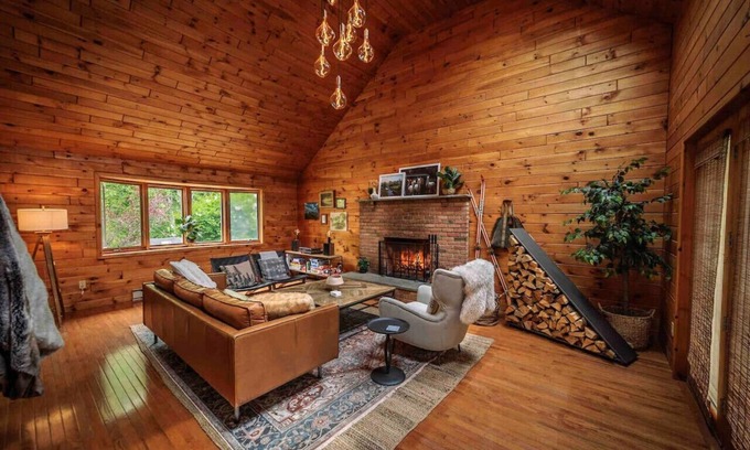West Kill House | West Elm Lodge near Skiing Waterfront Groups Breweries