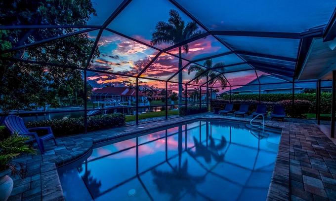 Yacht Club House | West Facing Elec Heated Pool, 2024 Tritoon rental, Walk/Bike to Bars&Restaurants