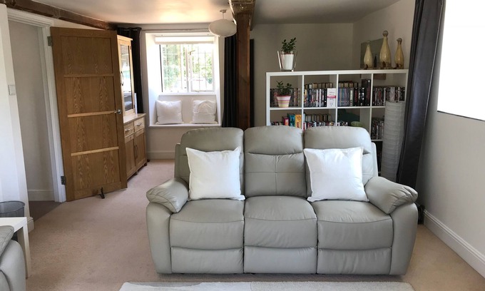 Wareham Apartment | West Mill, Wareham is 800m from town on banks of River Piddle. Ground floor.