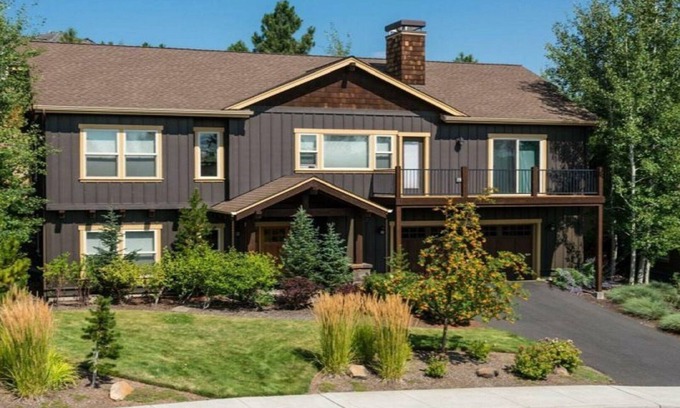 Sagewood House | West Side Beauty! Can't get much closer to Mount Bachelor and Cascade Lakes Hwy!
