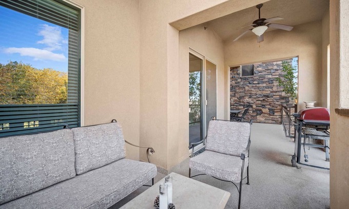 Hurricane Condo | Western Front - Rustic Charm & Comfort