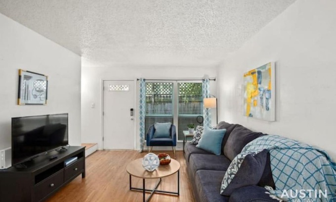 Clarksville Apartment | WFH in Relaxing Clarksville Townhome with Parking