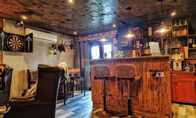 Patchway Apartment | Where Good Times Await: Stay and Play at Our Charming Pub Guest House!