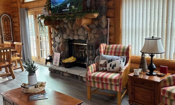 Friendship Cabin | Where Lazy Days Are the Best Daysn-near Trails and Lakes-5 beds