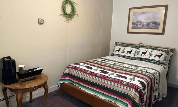 Bonesteel Hotel | Whetstone Bay Lodge Room 1 - Sleeps 2 · Whetstone Bay Lodge Room 1 - Sleeps 2