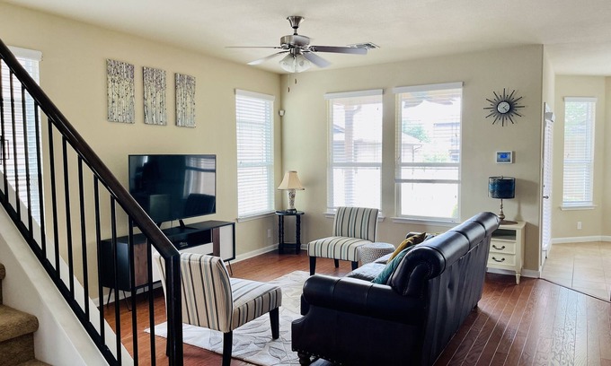 Round Rock Original Plat House | Whisper Dreams Retreat- cozy3BR retreat~big yard~bring pets~near Kalahari~DT ATX