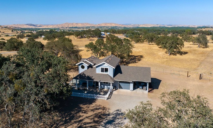 Paso Robles House | Whispering Oaks Cottage: Hot Tub Game Room Pets OK