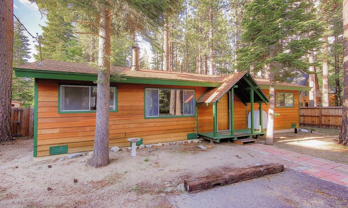 South Lake Tahoe House | Whispering Pines Cabin - Family and pet friendly abode