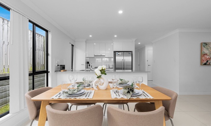 Pimpama House | Whispering Pines - Stylish 3BR Duplex close to M1