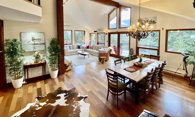 Emerald Estates House | Whistler Chalet with Panoramic Mountain view/Jacuzzi/Pool table/balconies