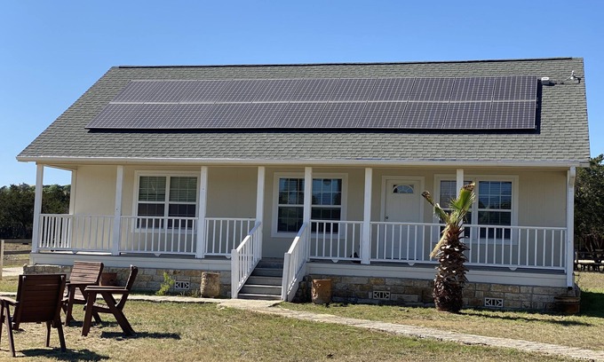 Ingram House | White Cottage, 3BR/2BA, Sleeps 8, Porch, Gas Grill, Firepit