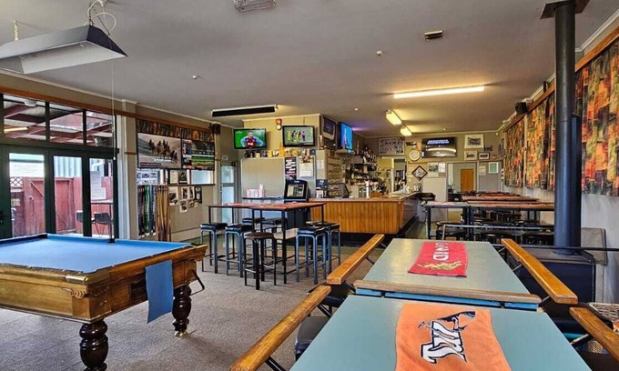 Longburn Hotel | White Horse Inn Restaurant & Motel