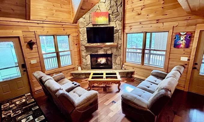 Ocoee Cabin | White water cabin is cozy, quiet and peaceful environment that is relaxing.
