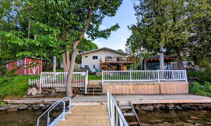 North Algona Wilberforce House | Whitefield Cottage ~ Sky Above, Lake Below!