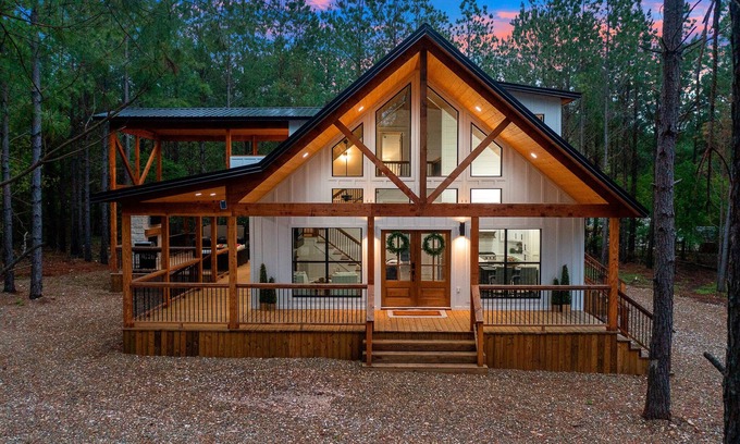 Hochatown Cabin | Whitetail Run | Beautiful custom cabin 2BR + Loft sleeps 10 w/hot tub