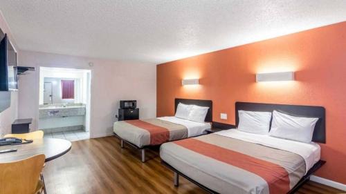 Clinton Hotel | Whitten Inn