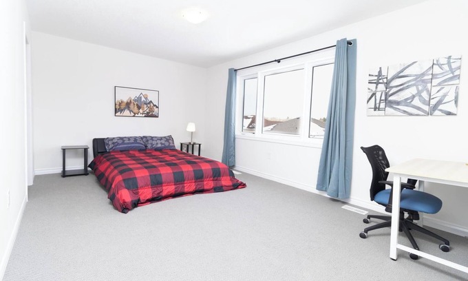 Paris House | Whole House 3 BR 2.5 WR Close to Downtown & HW 403