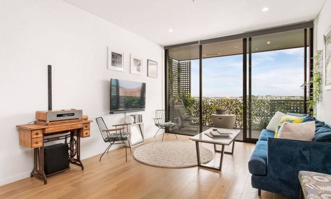Christchurch City Centre Apartment | Whow! Unique Quirky Spacious Free Off Street Park