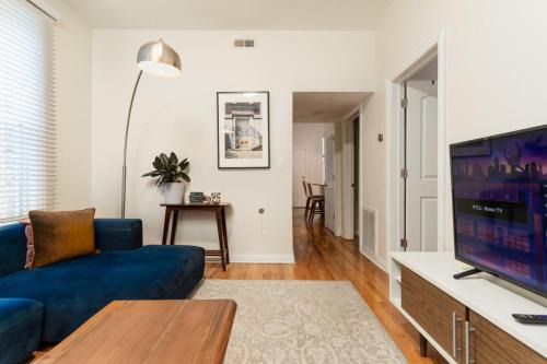 Ukrainian Village Apartment | Wicker Park 2BR Modern Apartment DV3