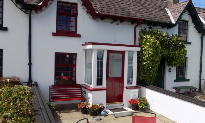 Newcastle Cottage | Widows Row Cottage, Historic Harbour Property, Panoramic Sea Views, DOG Friendly