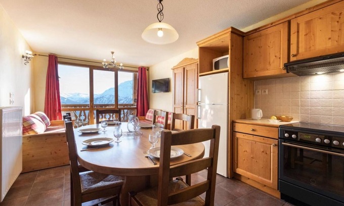 Les Eucherts Apartment | Wifi, ski-in/ski-out & foot of the slopes, swimming pool, sauna, hammam, balcony, tv, ski locker