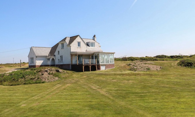 Caergeiliog Cottage | WIG CARNA, pet friendly, character holiday cottage in Holyhead