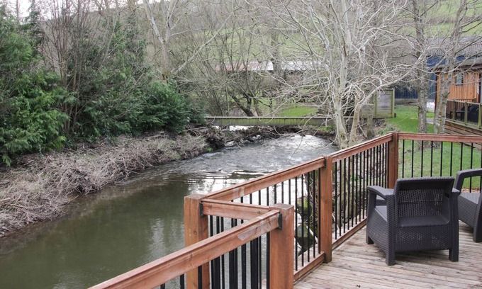 Hopton Castle Cottage | WILLOW RIVER LODGE, with hot tub in Clun