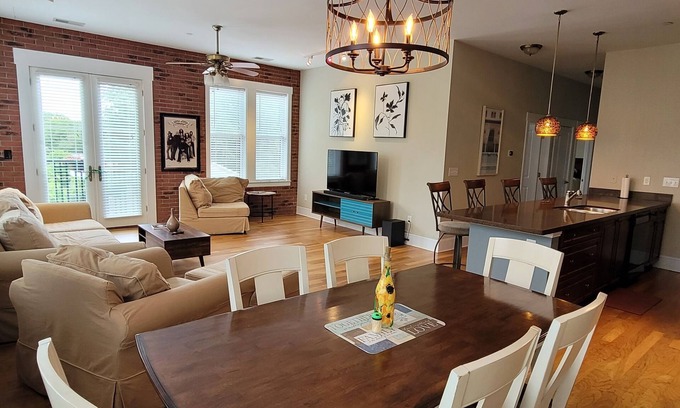 Wilmington Condo | Wilmington NC Luxury 2-Bedroom Condo, in the Art District - perfect for two!