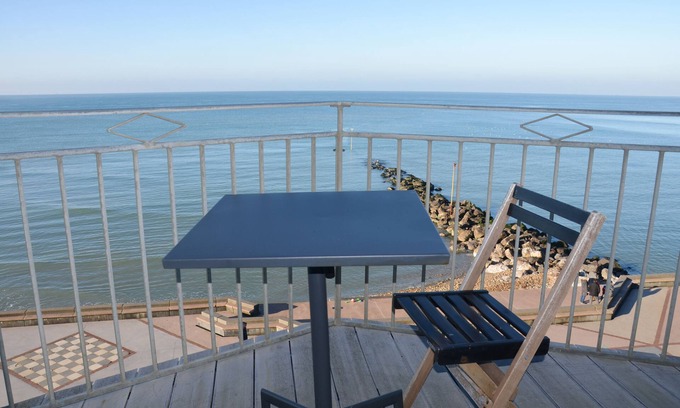 Wimereux Apartment | Wimereux digue: Magnificent T3 seafront apartment with terrace