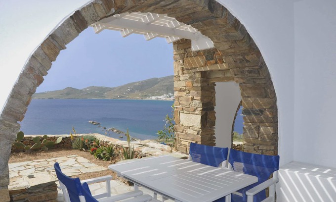Tinos House | Windmill and houses by the sea / Stavros Bay